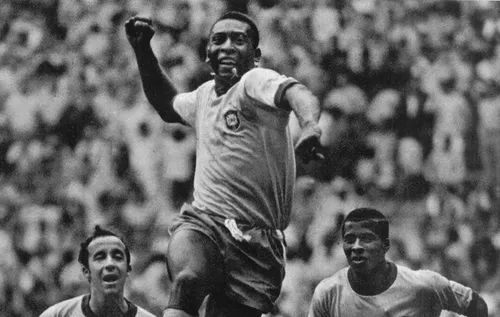 Pelé em sua comemoração clássica dando um soco no ar.