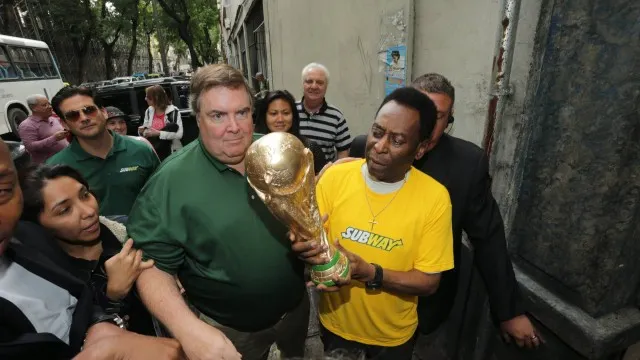 Pelé com a Taça da Copa do Mundo de 1970